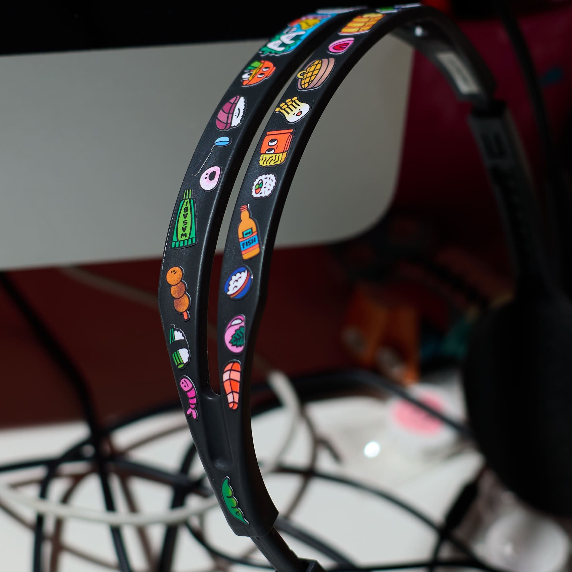 Détail de stickers déco vinyle Sushi Shop OMY collés sur un casque, illustrations makis et ramen