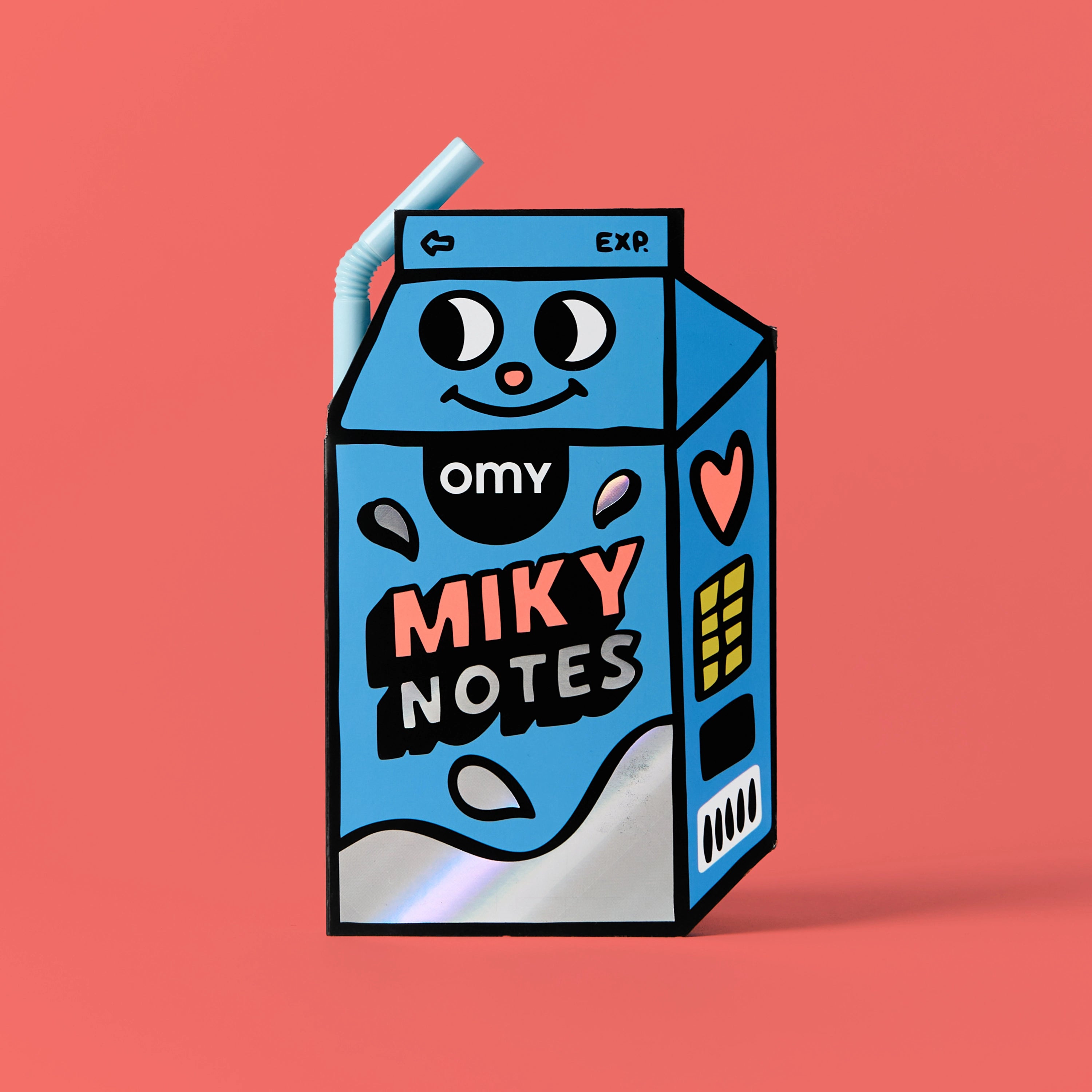 Sticky Notes Miky OMY – Vue de face du bloc-notes repositionnable en forme de brique de lait bleue avec paille-stylo, fond corail