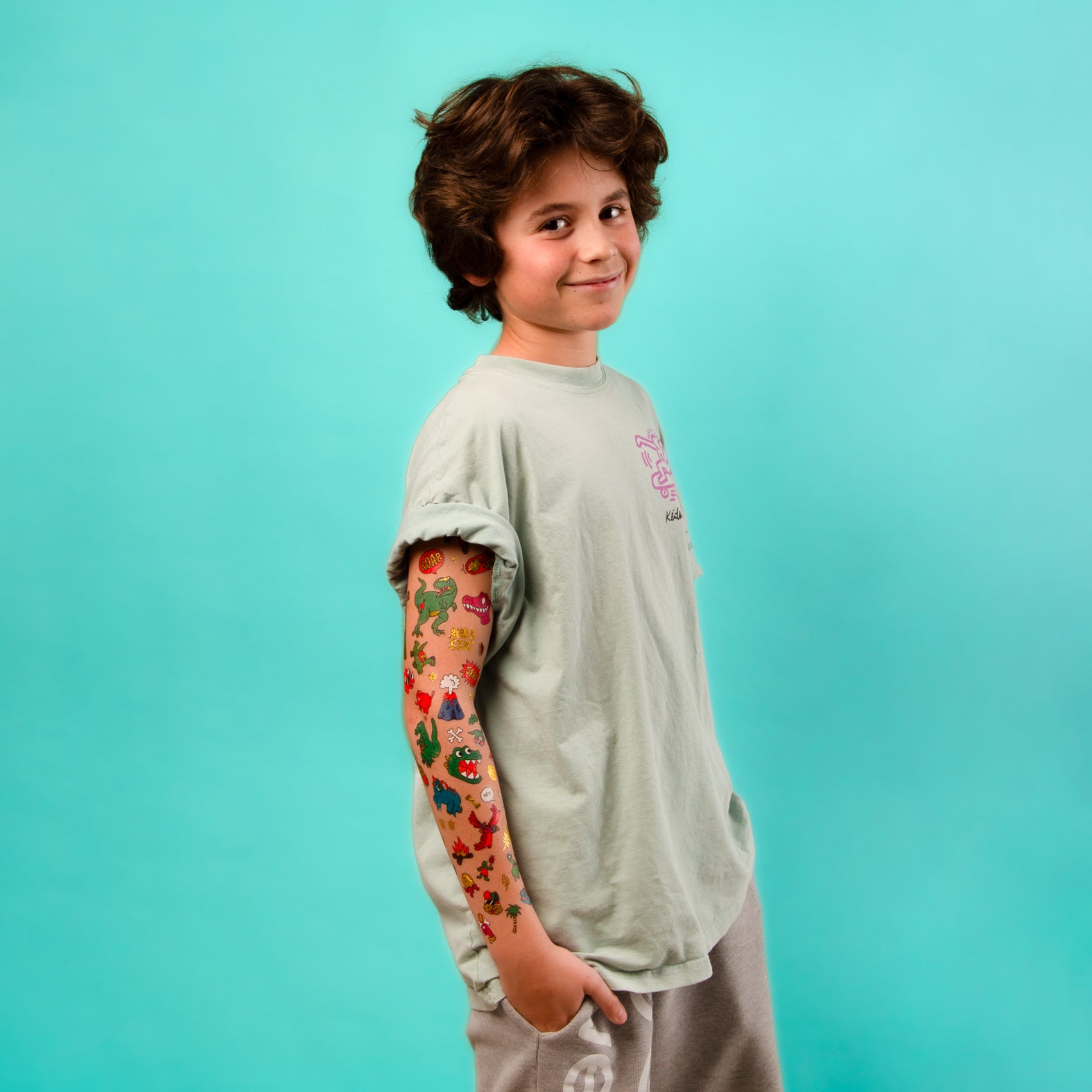 Enfant portant les Tattoos Dinos OMY – Stickers de peau amusants et résistants