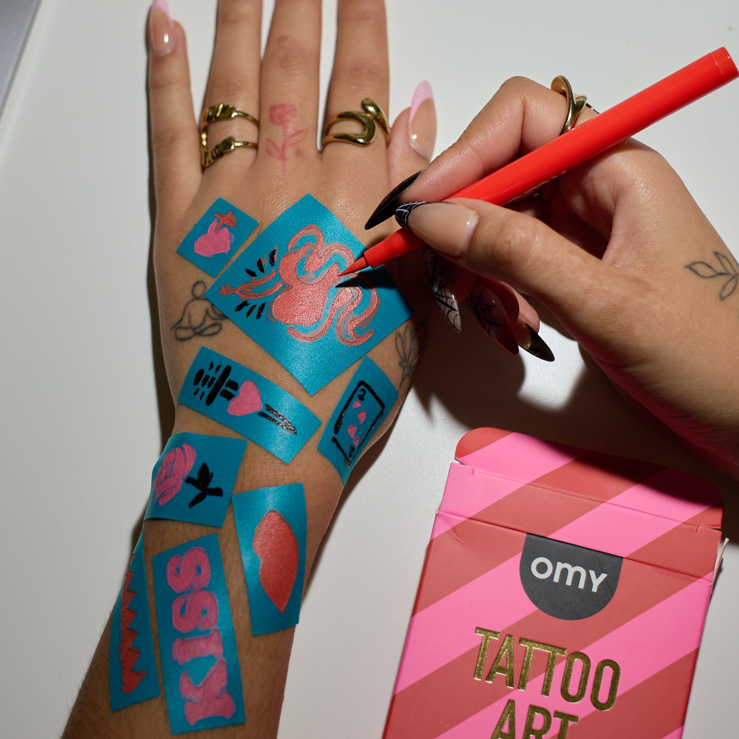 Création de tatouages temporaires avec les feutres Tattoo Art I Love You OMY et pochoirs