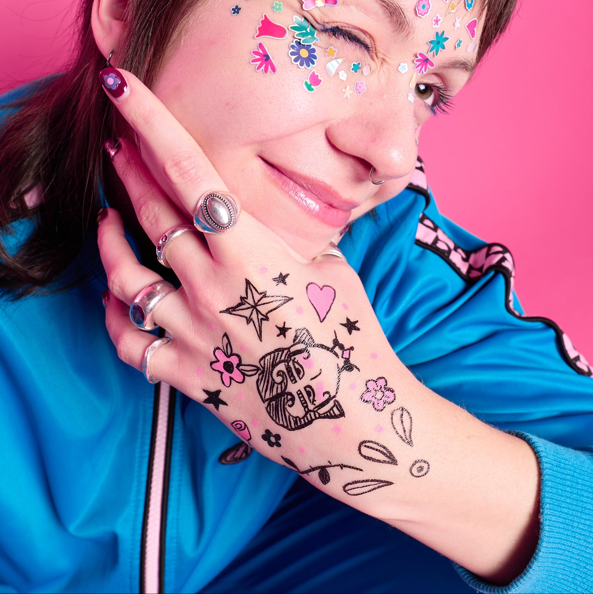 Tatouages temporaires dessinés à la main avec les feutres Tattoo Art I Love You OMY