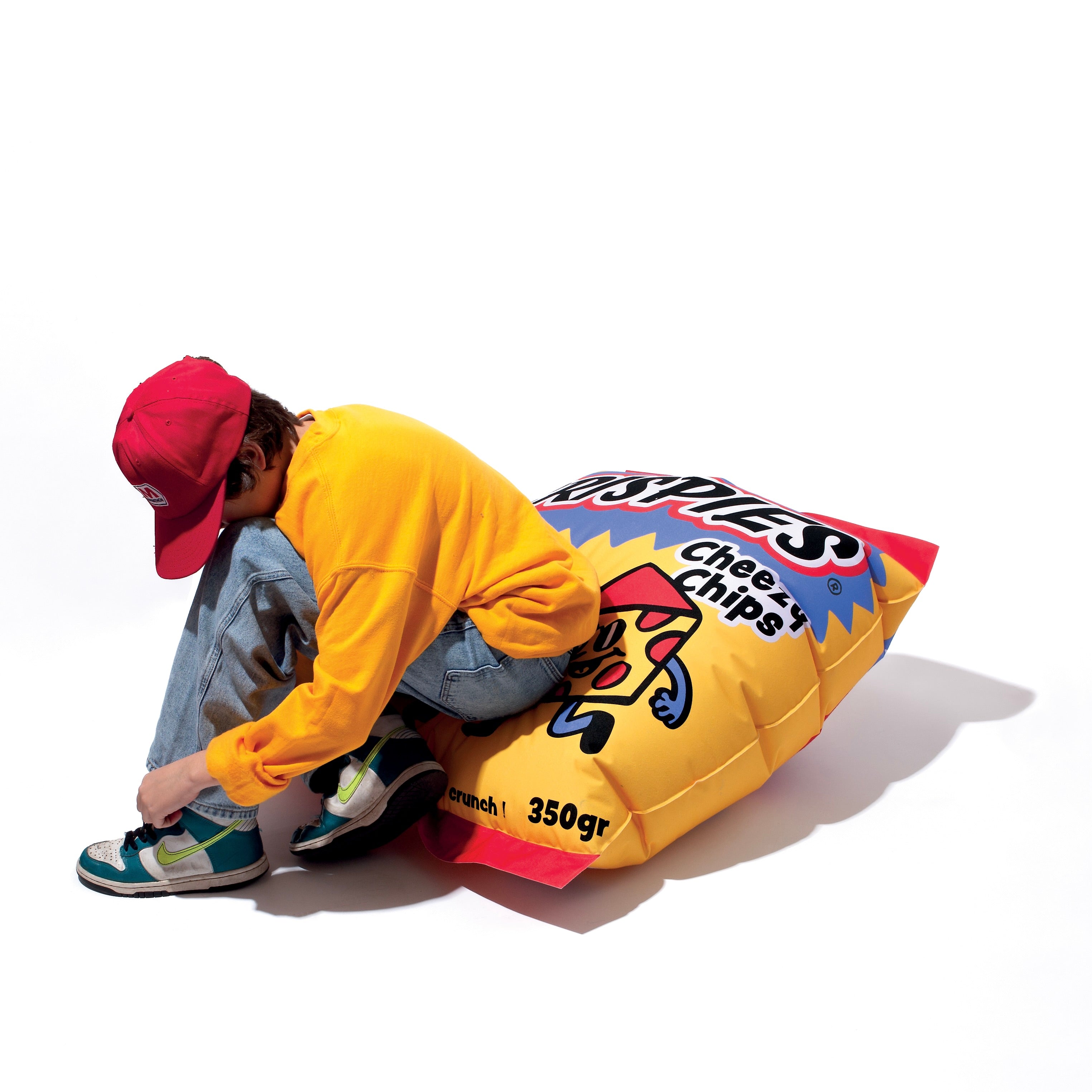 Coussin géant Crispies OMY utilisé pour s’allonger – Coussin gonflable pour moment relax