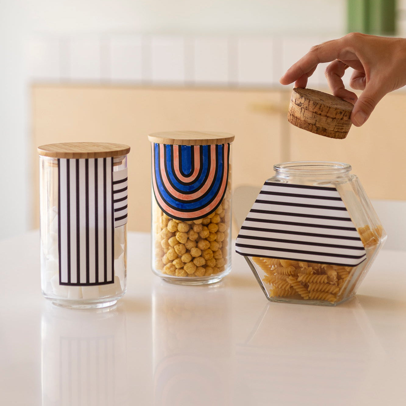 Bocaux en verre décorés avec le rouleau adhésif graphique OMY, idée DIY originale pour cuisine design.