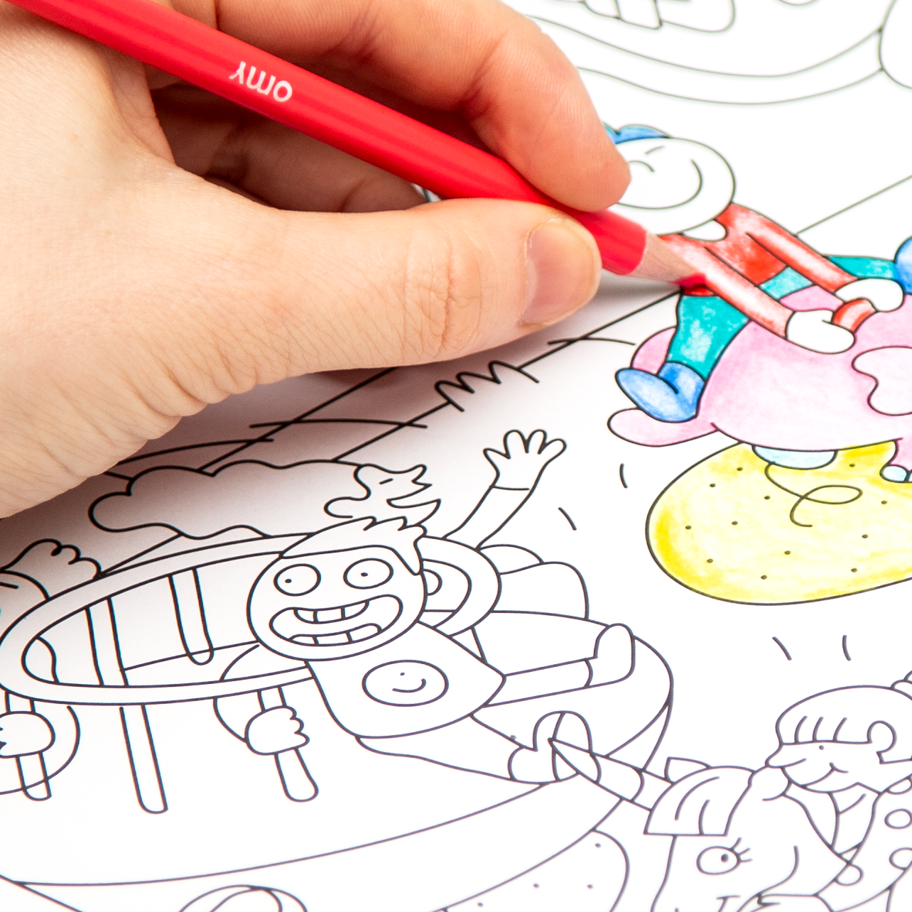 Kinderhand malt das Poster „Kids Life“ von OMY mit roten Filzstiften aus