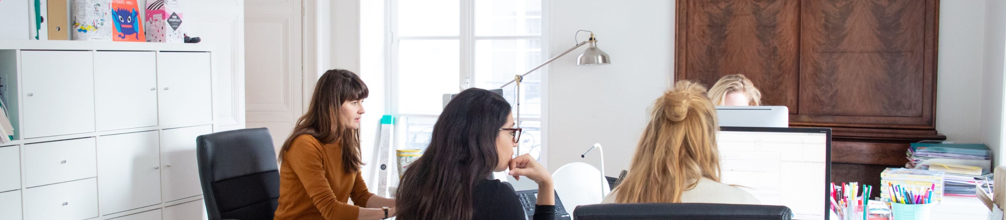 L’équipe OMY en plein travail dans le studio parisien – ambiance créative et collaborative