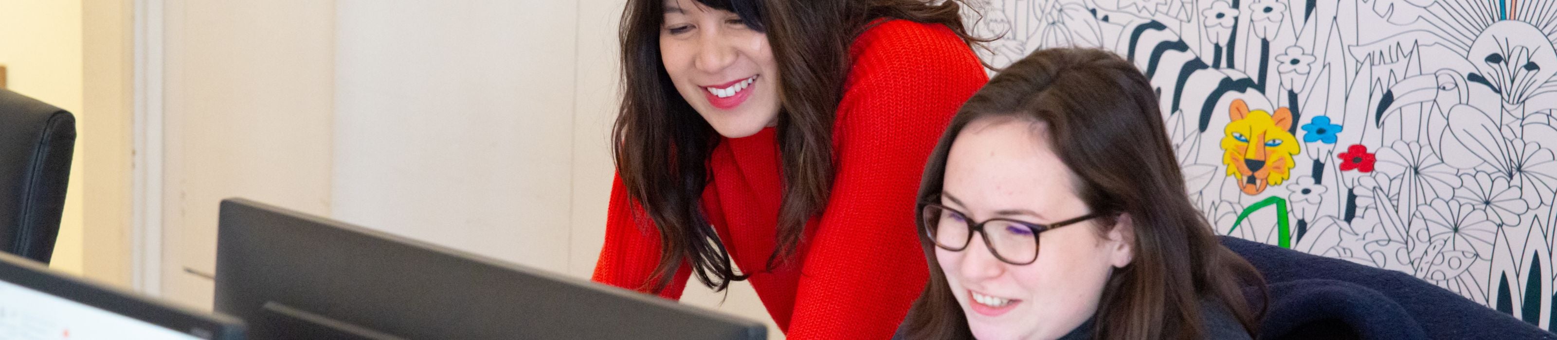 Collaboration entre deux membres de l’équipe OMY – esprit d’équipe et créativité au cœur du studio