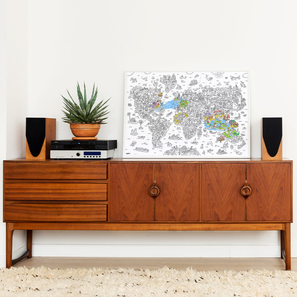 Poster OMY Atlas encadré – déco murale éducative pour enfants