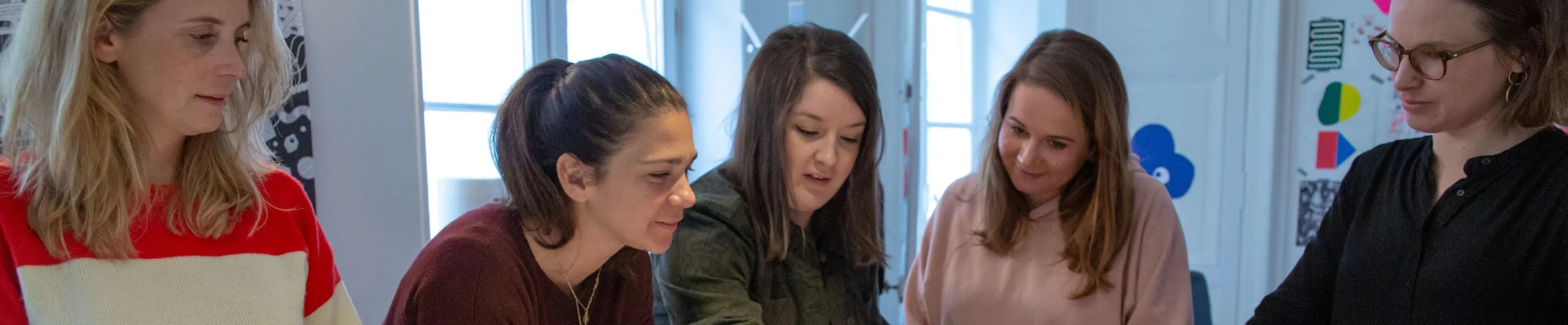 Équipe marketing OMY en réunion créative autour de projets de communication et de contenus visuels