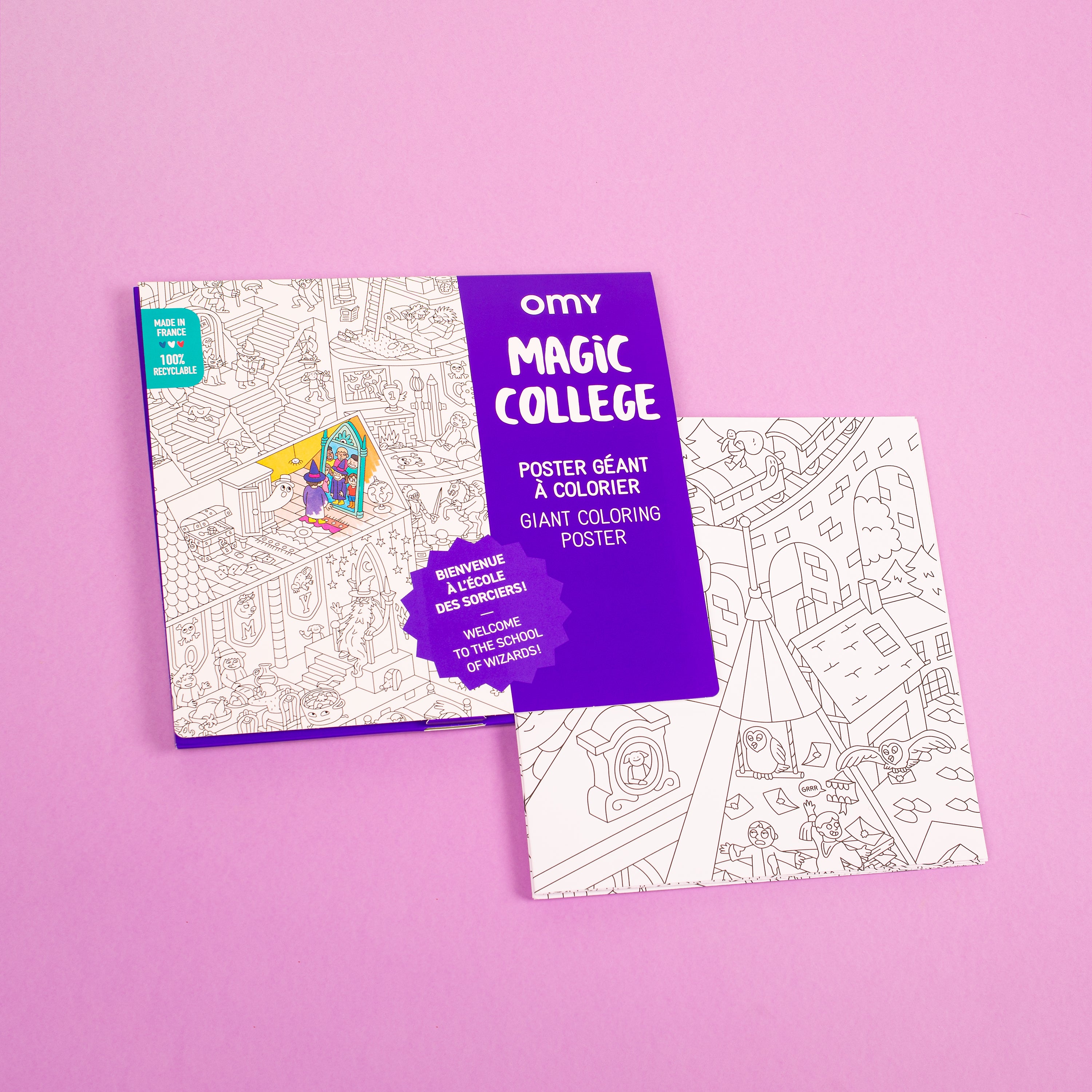 Visuel produit du packaging Magic College avec le poster partiellement déplié.