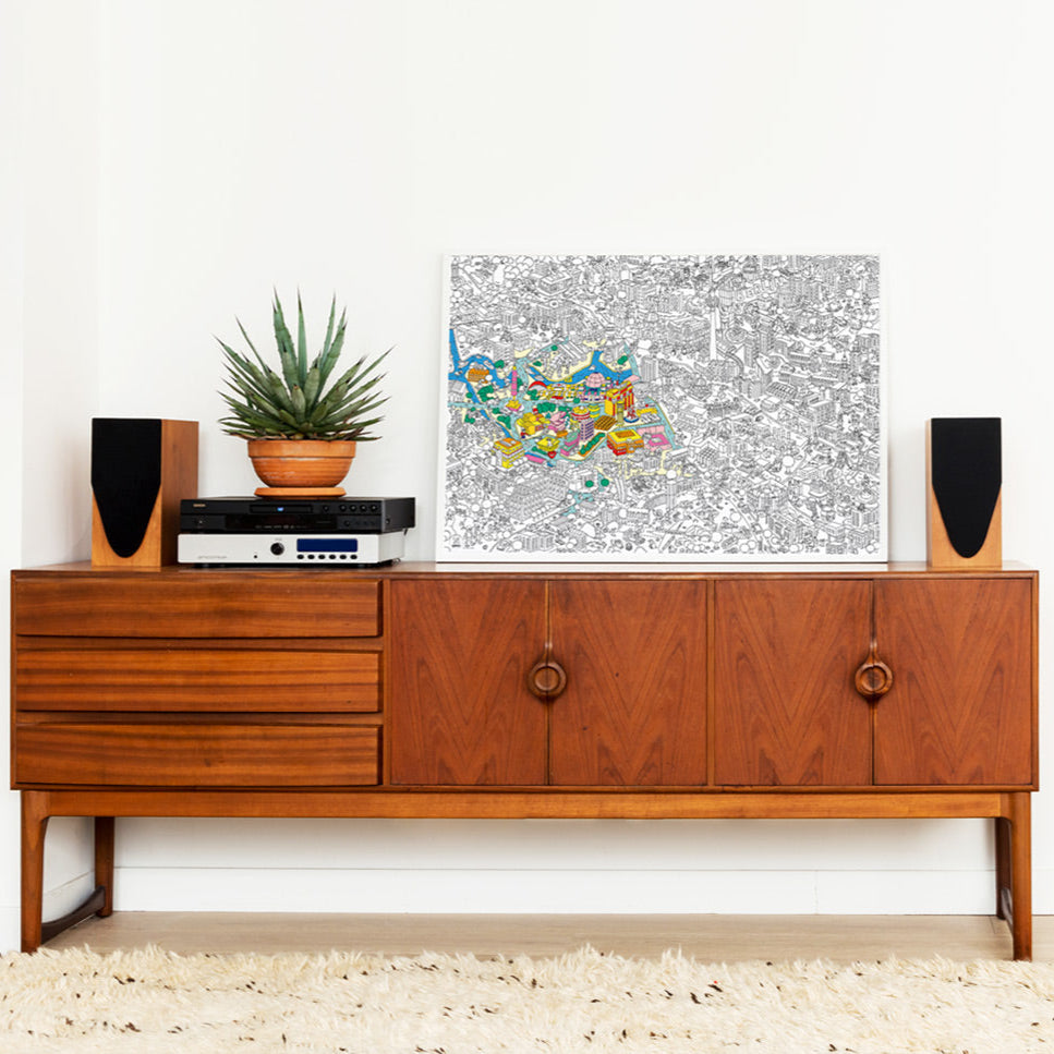 Poster géant Berlin colorié en partie, utilisé comme décoration murale dans un salon