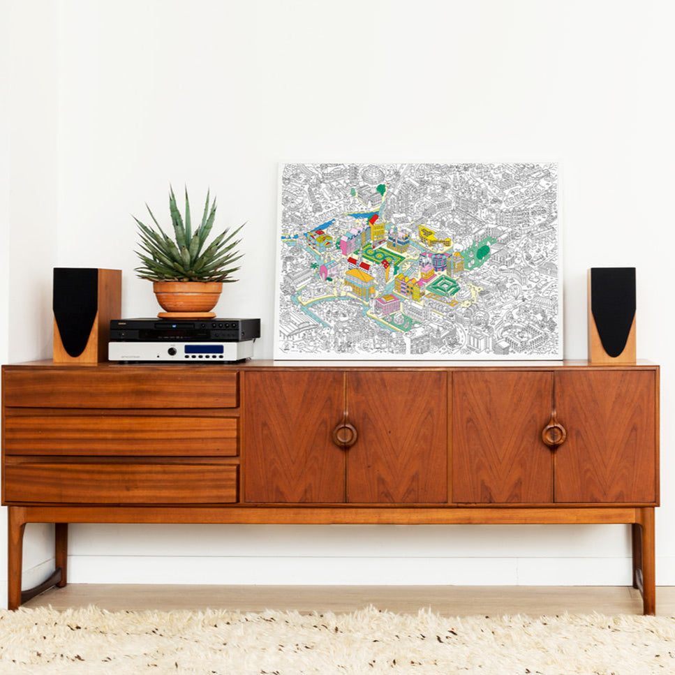 Poster géant Bruxelles encadré dans un salon, décoration murale colorée pour enfants