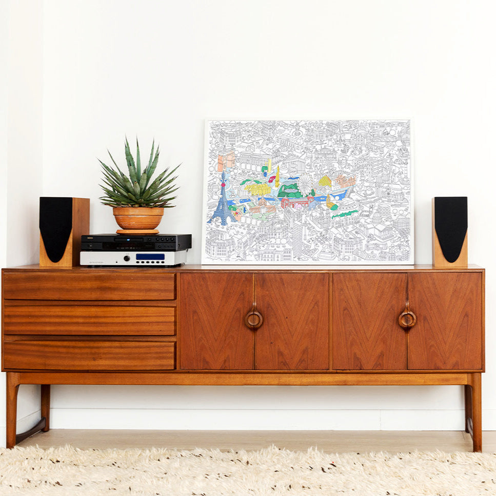 Poster géant Paris OMY accroché au mur, déco artistique dans un salon