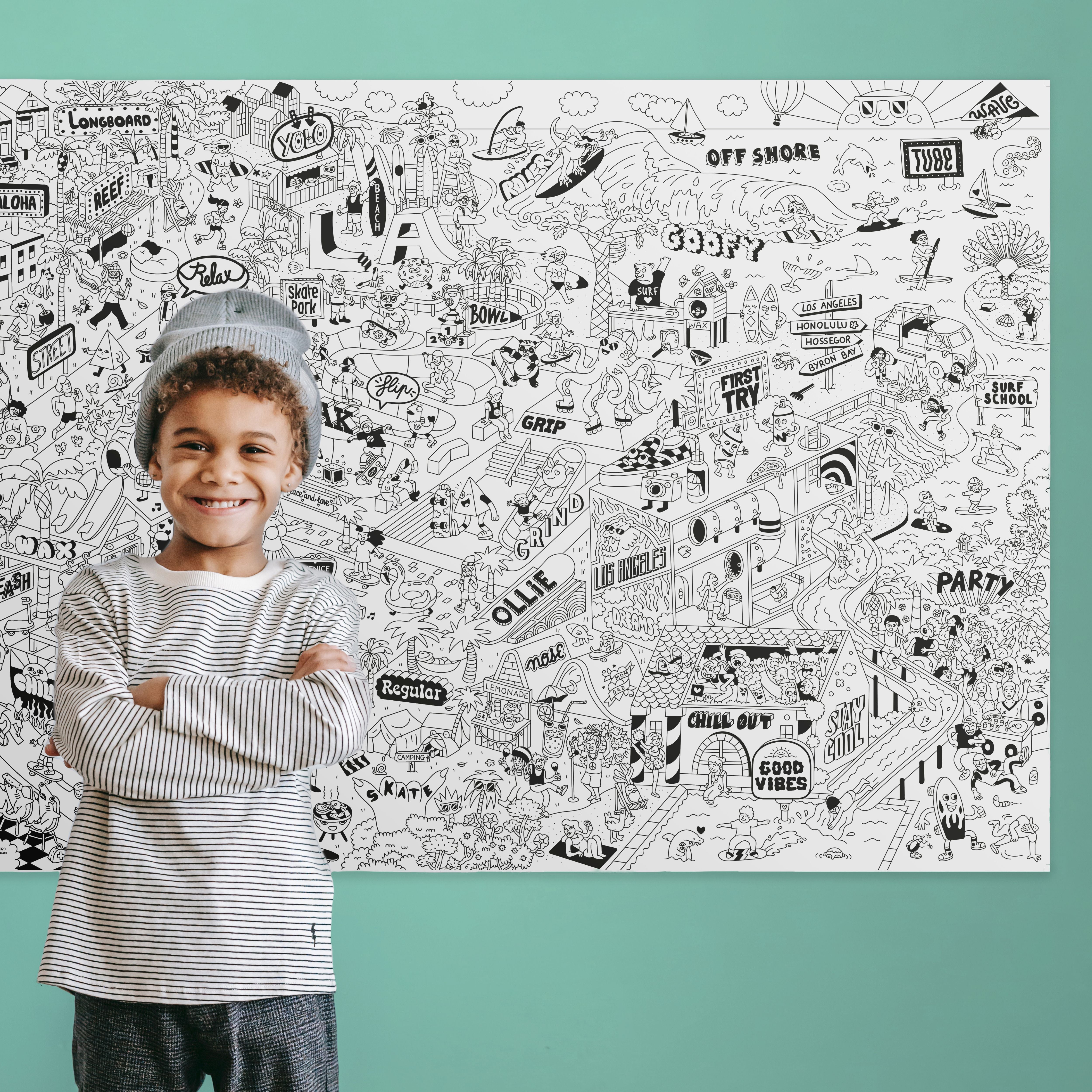 Vidéo d'un enfant coloriant le poster Surf & Skate d’OMY sur un mur