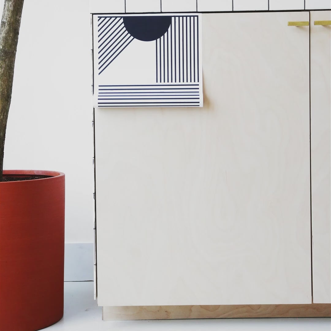 tick-it OMY GRAPHIC appliqué sur porte de placard, design graphique noir et blanc moderne.