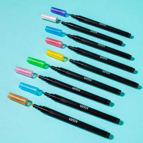 Utilisation des feutres pailletés OMY sur carnet de dessin, ligne brillante encre permanente parfaite pour décoration et art