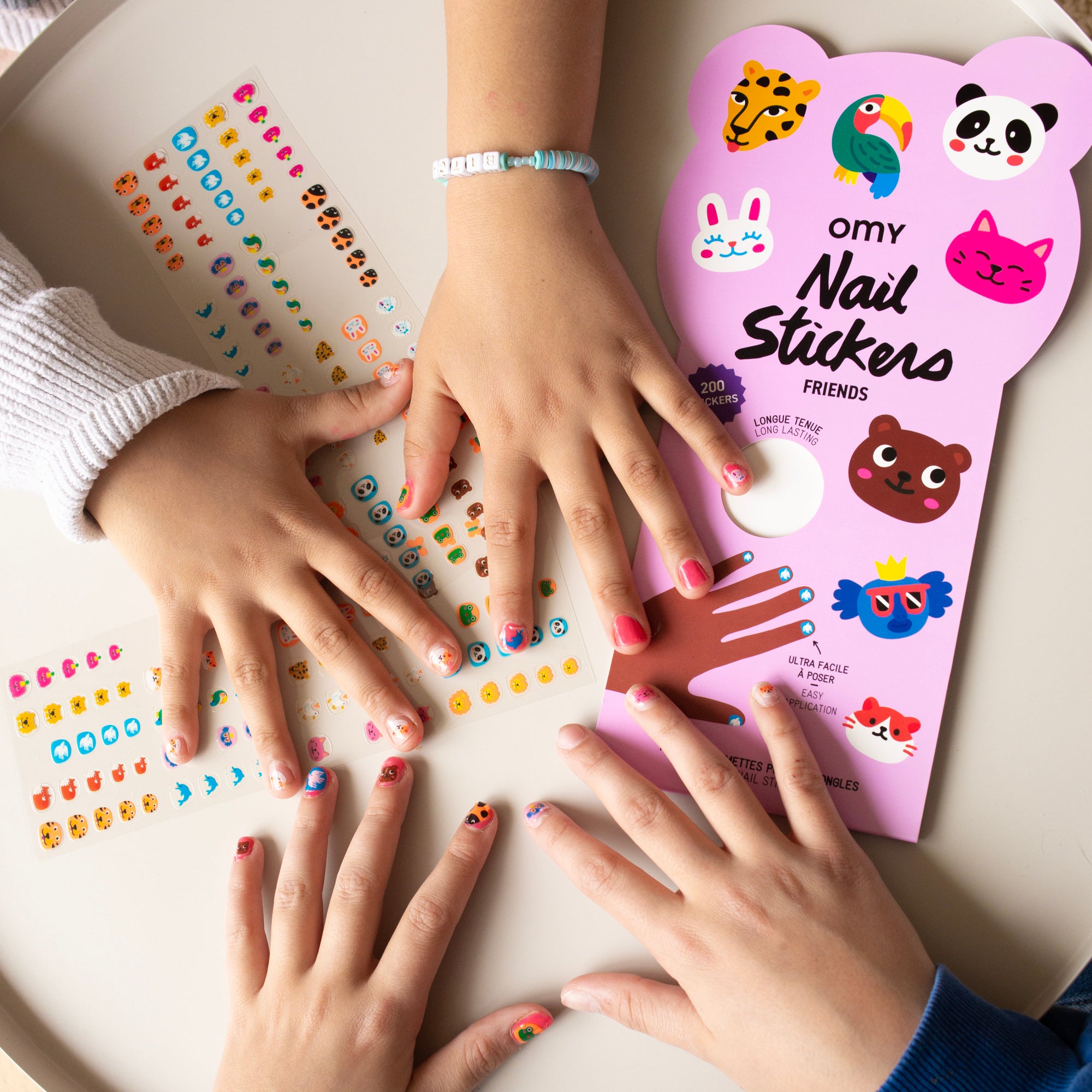 Pose stickers ongles OMY Friends, kit gommettes nail art enfant.
