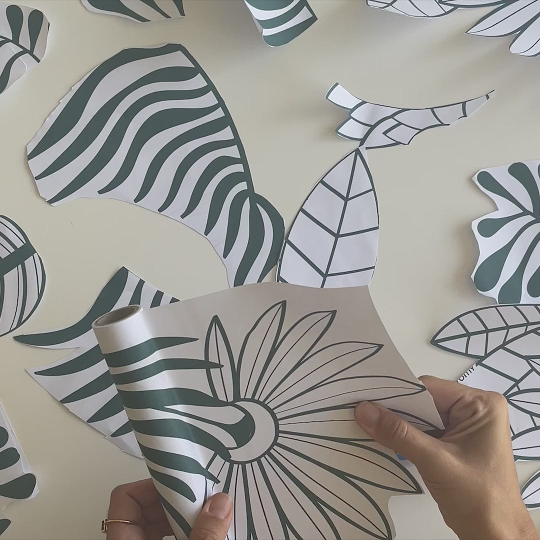 Découpe précise d’une grande fleur tropicale du rouleau Stick-It OMY, activité créative