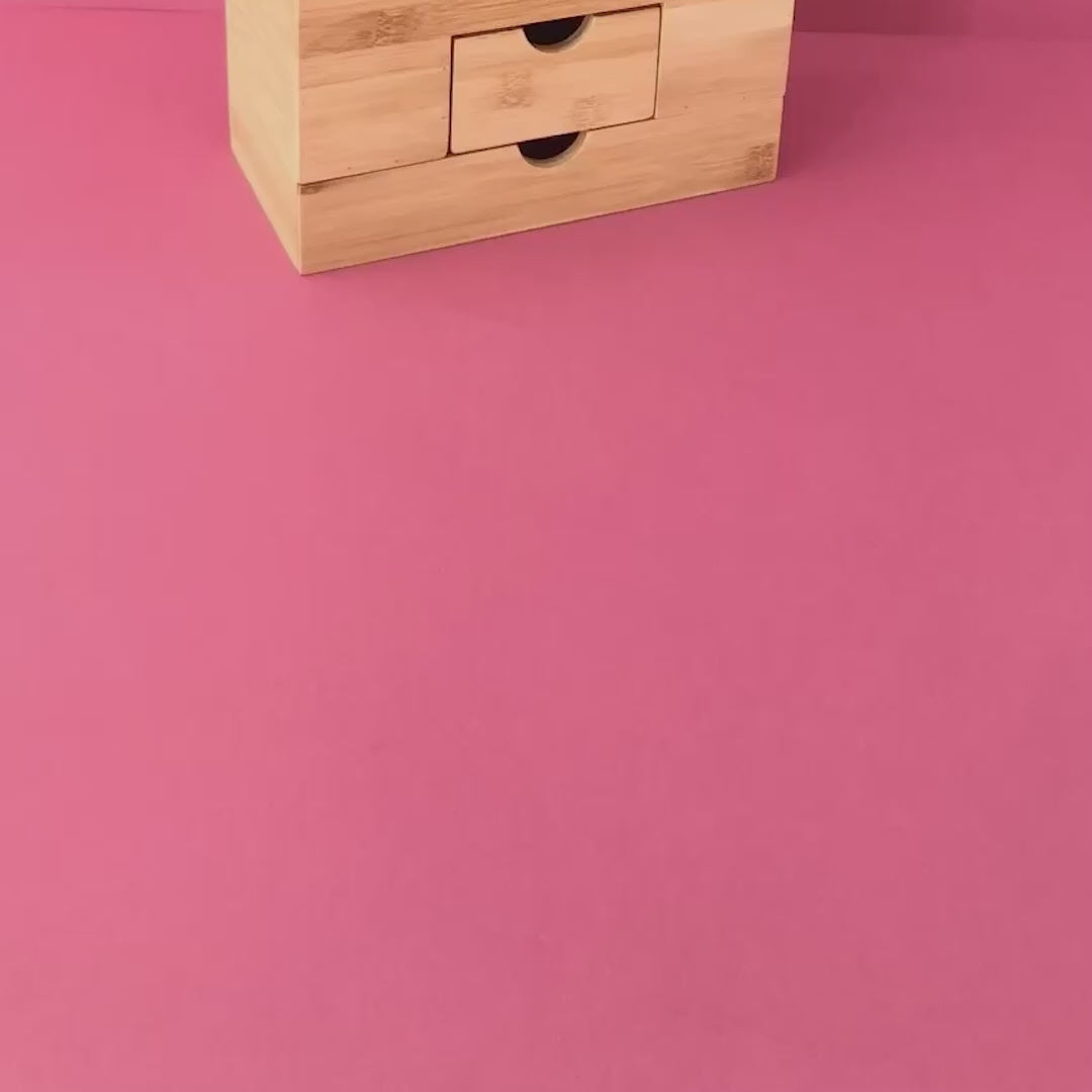 Meuble en bois décoré avec le papier adhésif Stick-it POP, repositionnable et sans traces
