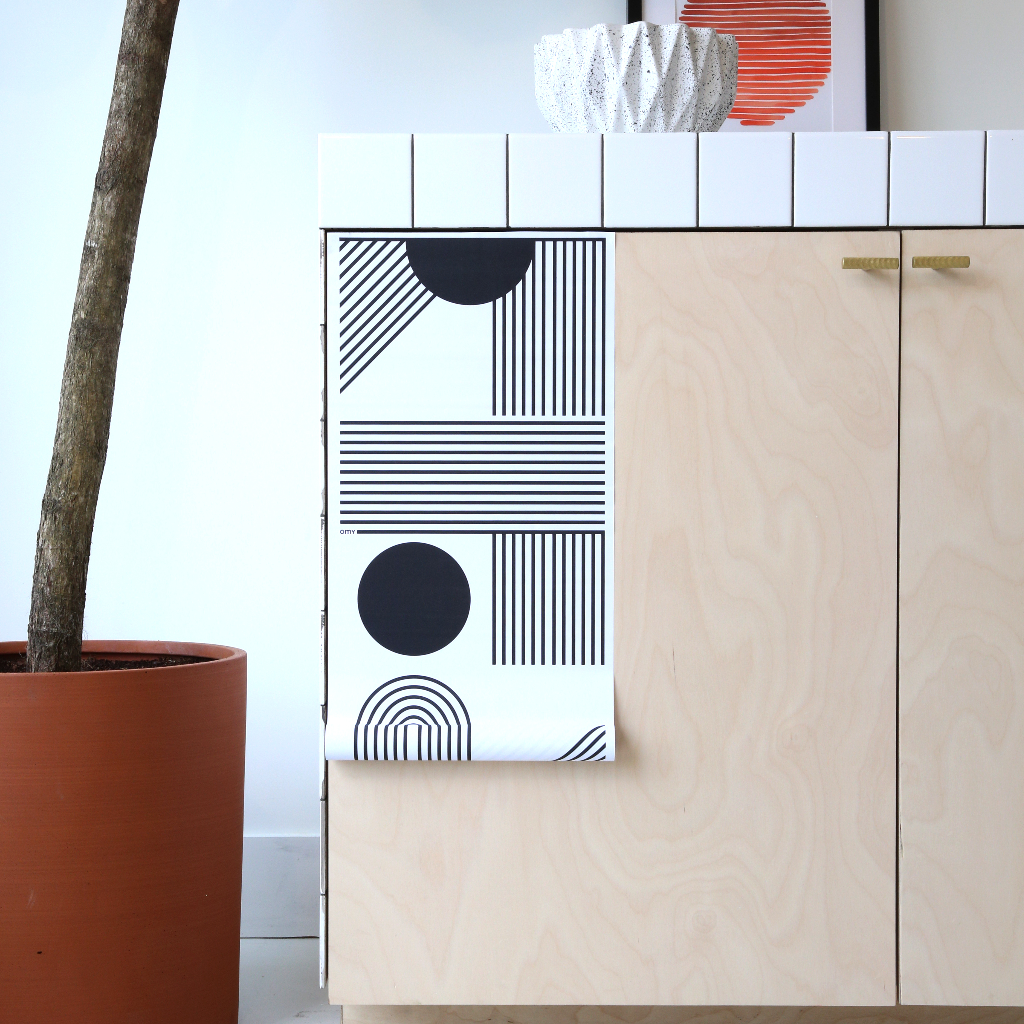 Papier adhésif graphique OMY collé sur meuble en bois, idéal pour une décoration moderne et minimaliste