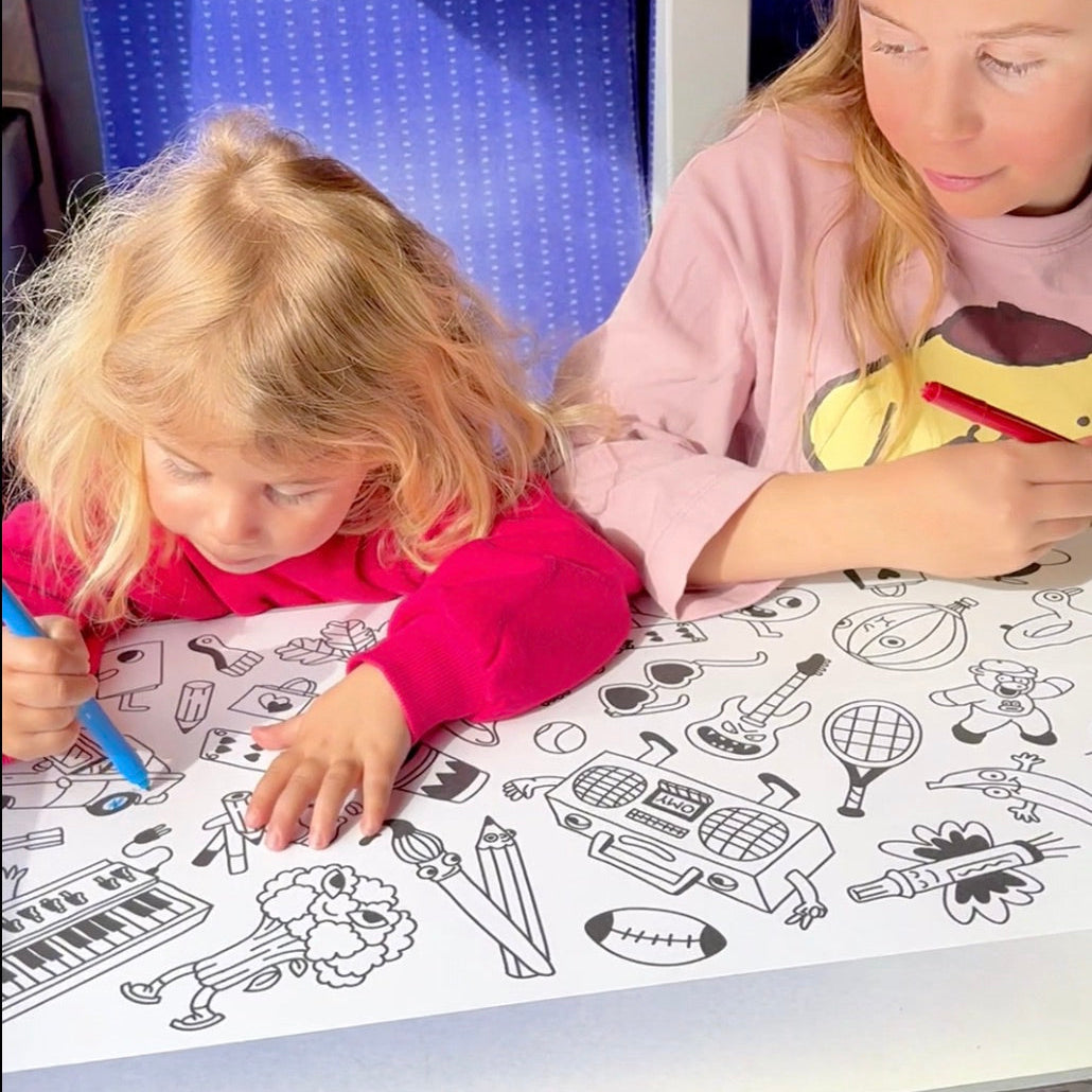 Deux enfants concentrés sur le coloriage du rouleau Stick-it POP, rempli de dessins amusants à personnaliser.