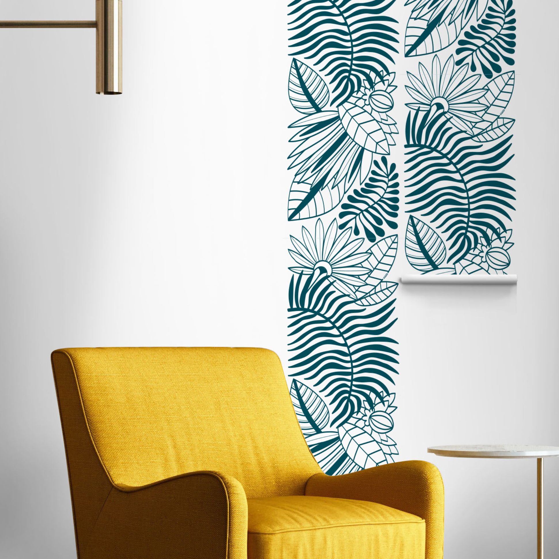 Décoration murale avec rouleau adhésif tropical OMY, grandes feuilles exotiques en fond, fauteuil jaune moderne