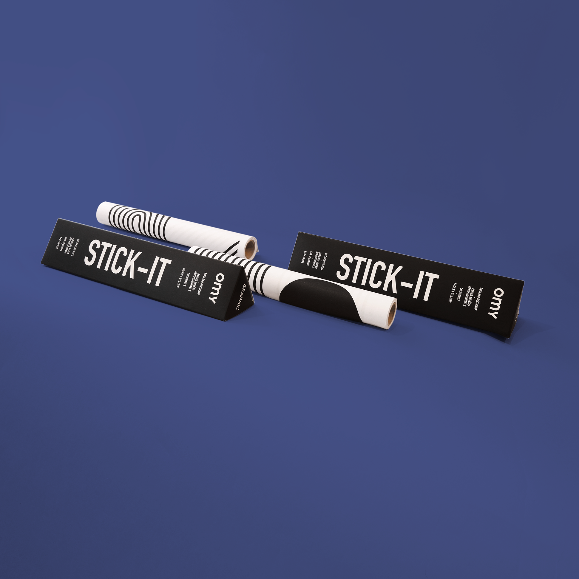 Rouleaux adhésifs Stick-it GRAPHIC OMY en noir et blanc, motifs géométriques pour customiser meubles et objets déco.