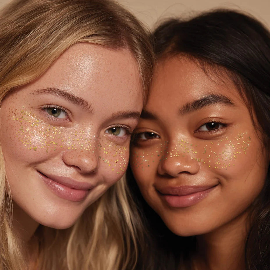 Deux filles avec les tattoos shine bright sur le visage