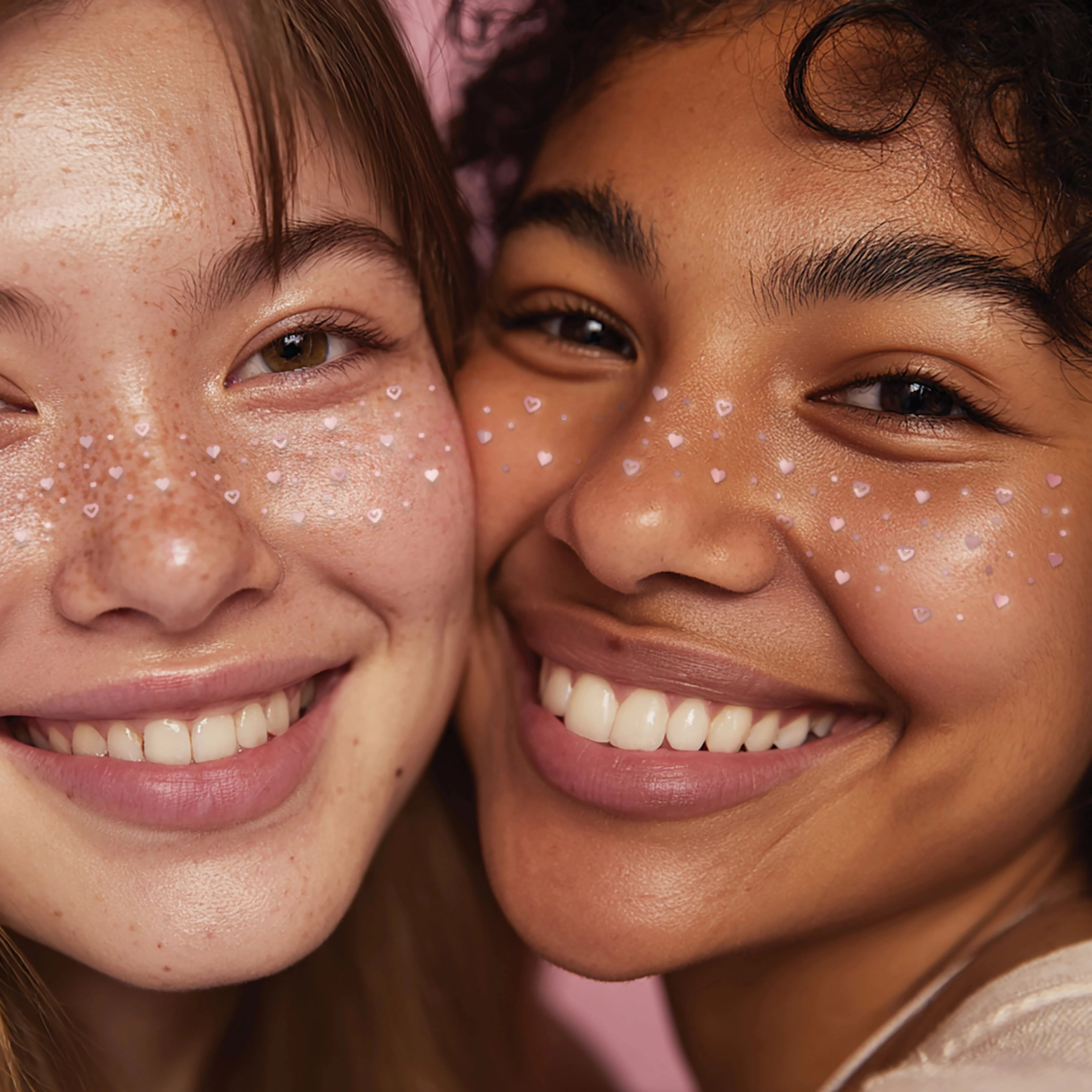 Deux filles avec les tattoos heart breaker sur le visage