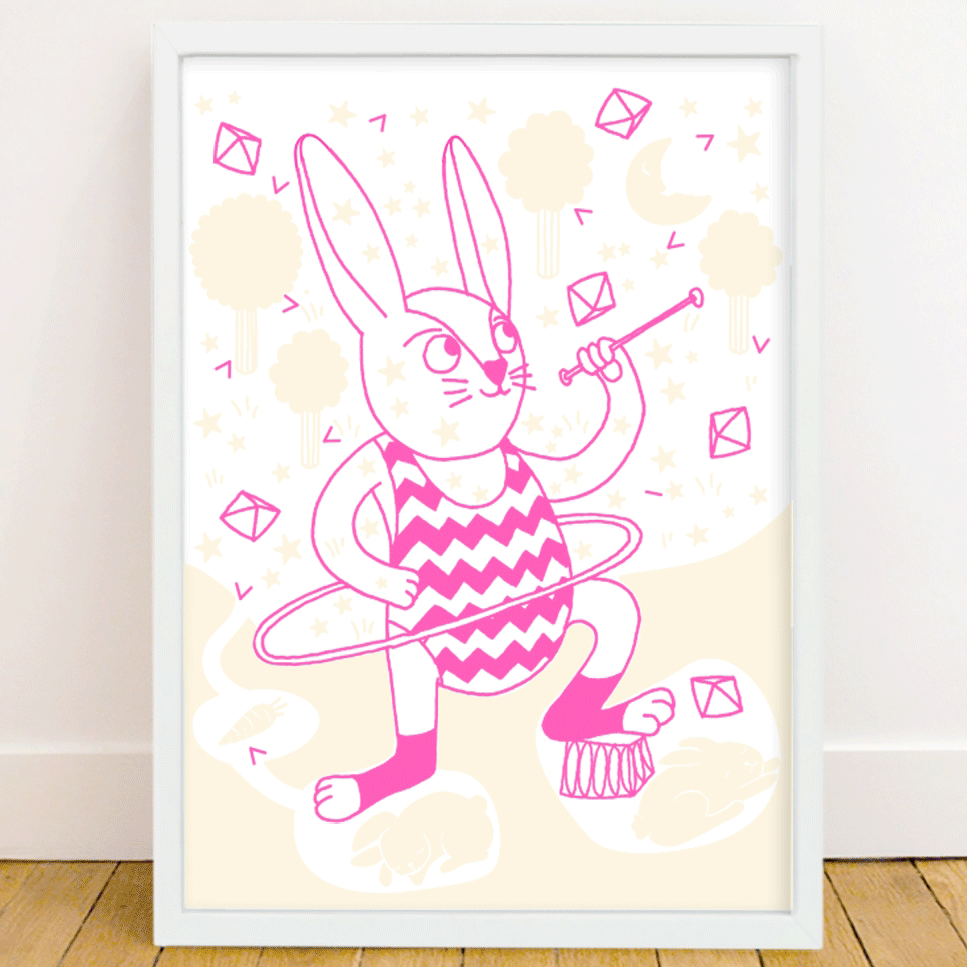 OMY Poster rosa Hase mit Hula-Hoop-Reifen in weißem Rahmen, auf dem Boden an einer weißen Wand lehnend