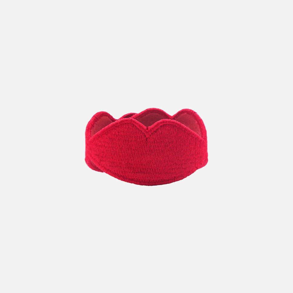 OMY besticktes Armband in Form roter Lippen, geschlossen, auf weißem Hintergrund