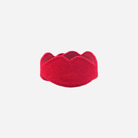 OMY besticktes Armband in Form roter Lippen, geschlossen, auf weißem Hintergrund