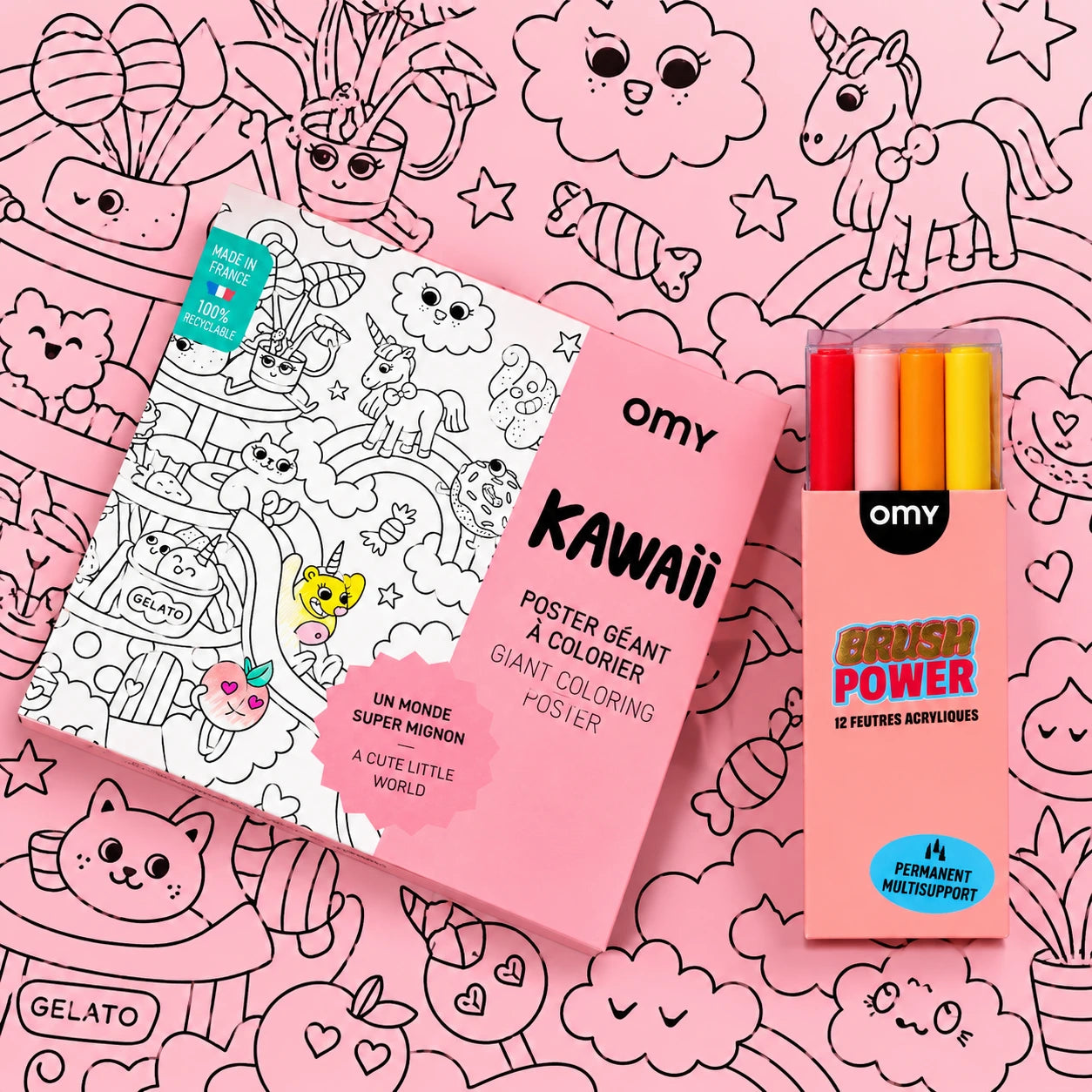 Poster géant à colorier Kawaii OMY et feutres acryliques Brush Power sur un poster rose colorié de licornes et nuageséant à colorier Kawaii OMY et 4 feutres acryliques Brush Power sur fond rose illustré de licornes et nuages kawaii