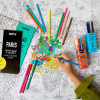 Boost Box OMY : main coloriant le poster géant Atlas, avec le poster Paris, les feutres magiques et les feutres lavables Boost Box OMY : main coloriant le poster géant Atlas avec les posters Paris, feutres magiques et feutres lavables