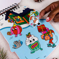 Pagina dello Sticker Activity Book Noël OMY decorata con sticker di pattinatori, regali e personaggi festosi.