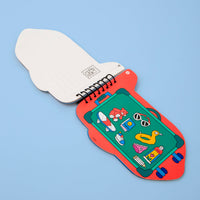Carnet d'activités stickers Wroum OMY ouvert sur un décor de valise à remplir de stickers de vacances, sur fond bleu ciel