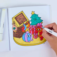Illustrazione natalizia del quaderno Cozy Art OMY colorata con pennarelli, con abete, camino, regali e personaggi.