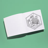 Binnenpagina van het kleurboek OMY Cozy Art Paris, zwart-witte illustratie van een bakkerij met schattige croissantpersonages, een creatief en rustgevend notitieboek voor kinderen en volwassenen