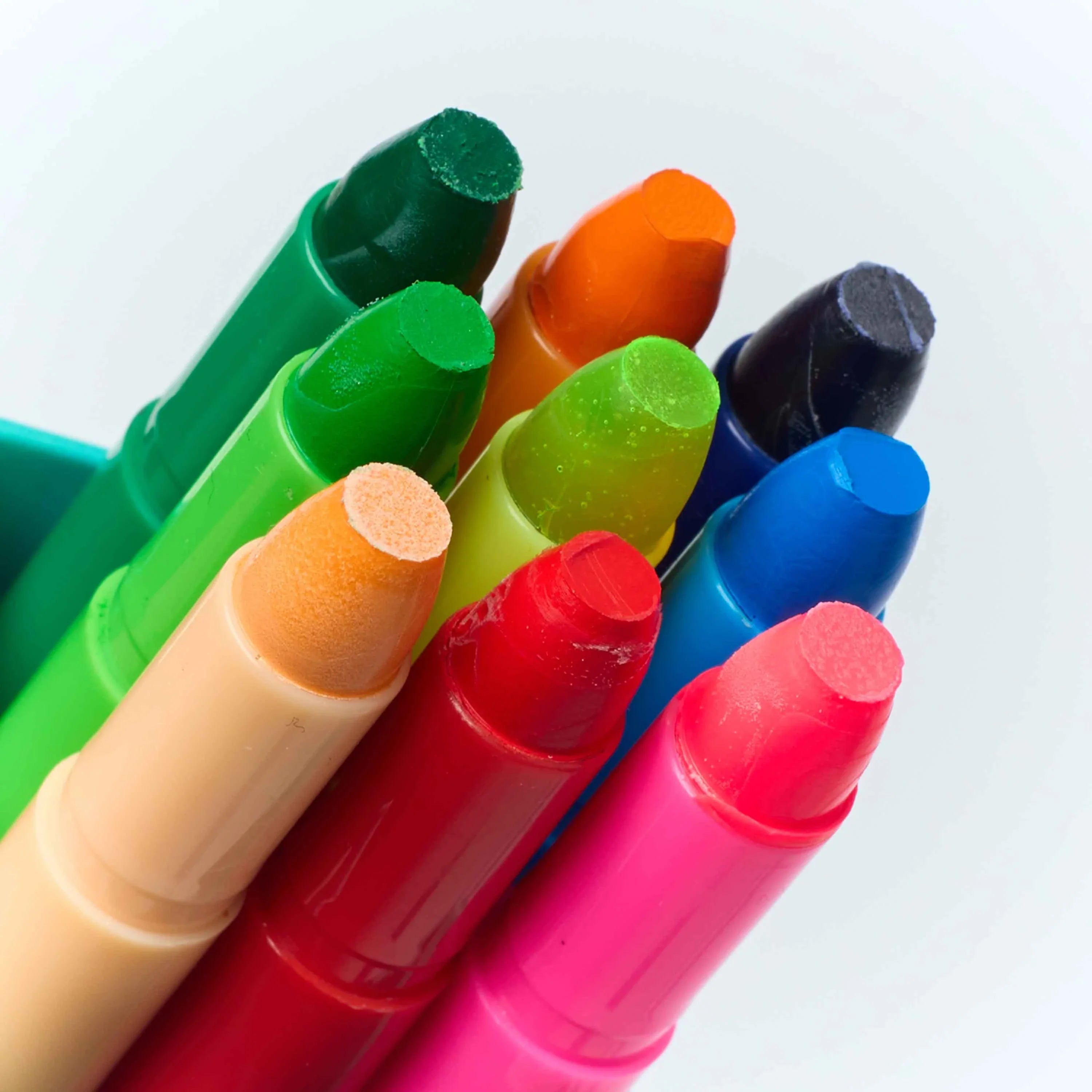 Nahaufnahme der Spitzen und Farben der OMY Gelstifte.