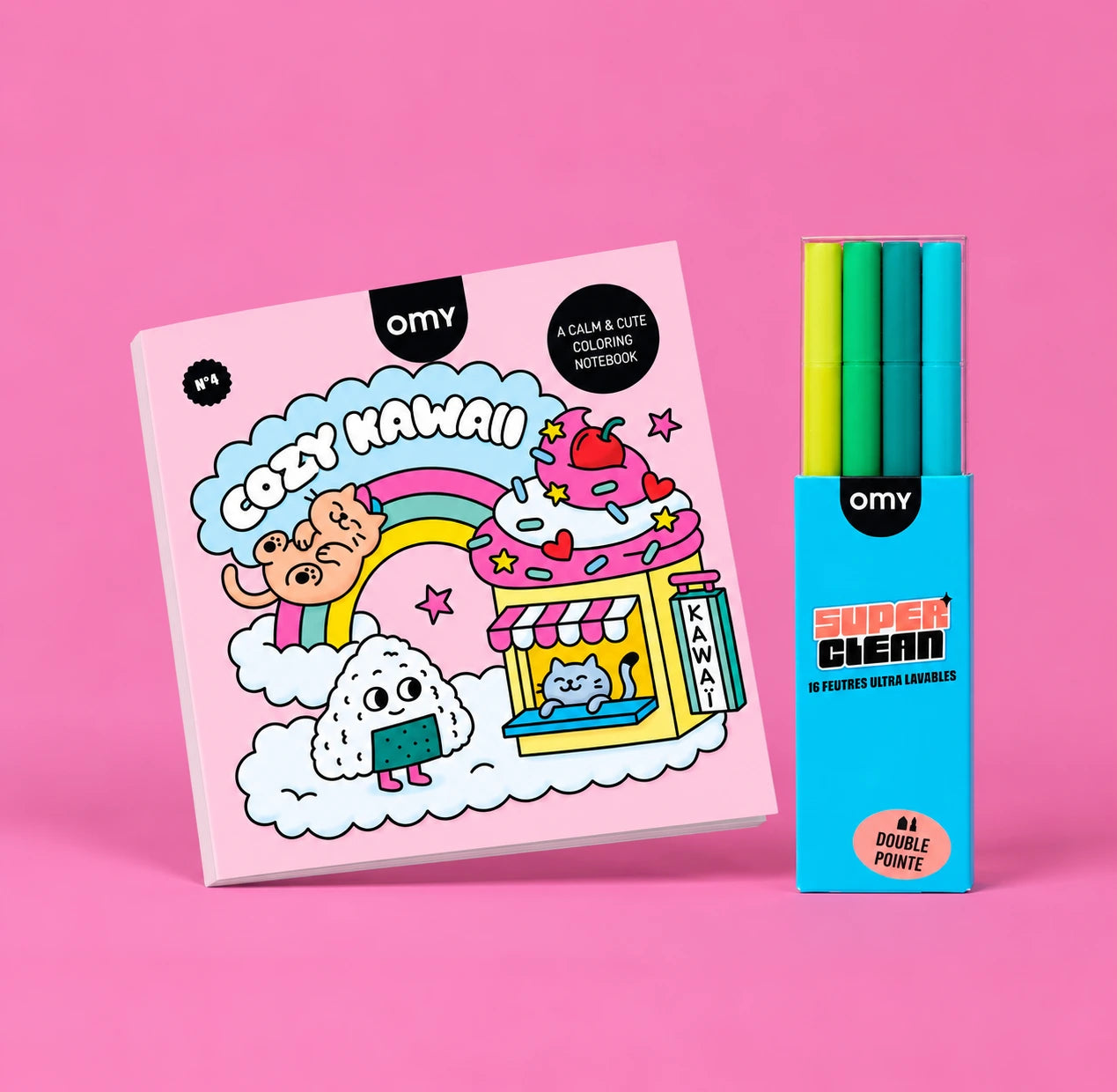 Coffret OMY Kawaii : carnet de coloriage Cozy Kawaii n°4 et 4 feutres Super Clean double pointe lavables, sur fond rose