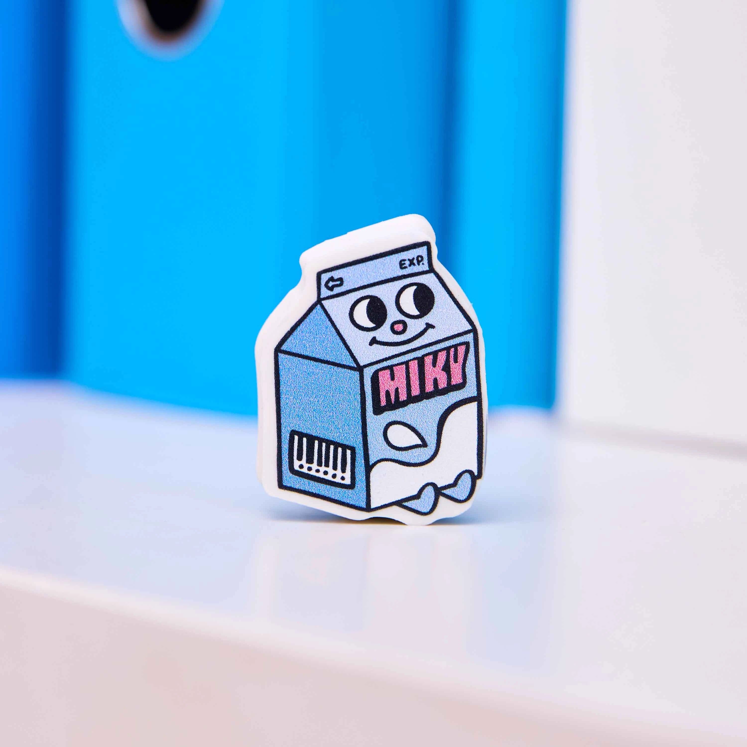 Packshot Gomme fantaisie OMY Miky en forme de brique de lait, design coloré et original