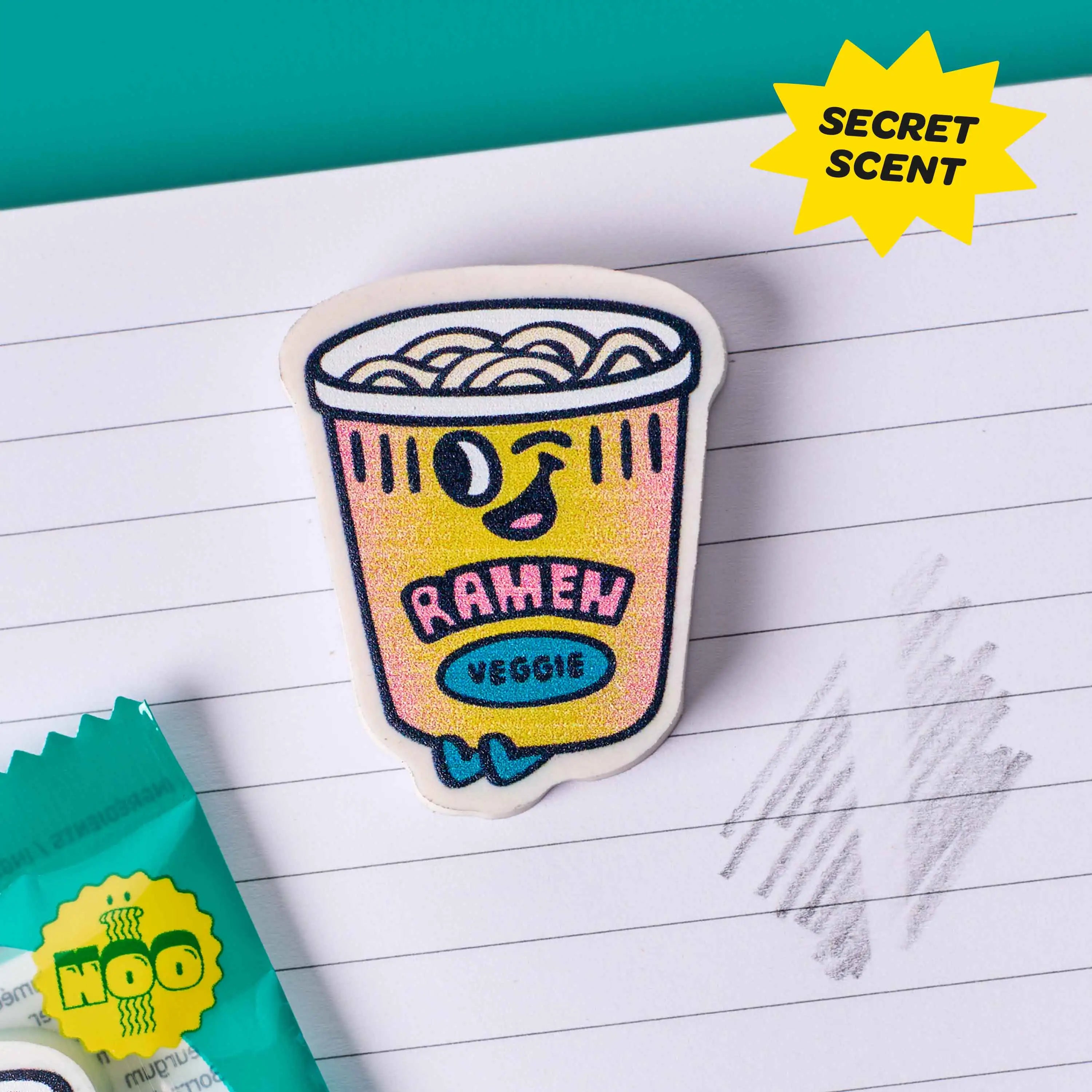 Gomme Noo OMY en forme de ramen utilisée sur carnet pour effacer crayon