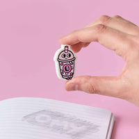 gomme bubble tea kawaii OMY tenue en main au dessus carnet ecole
