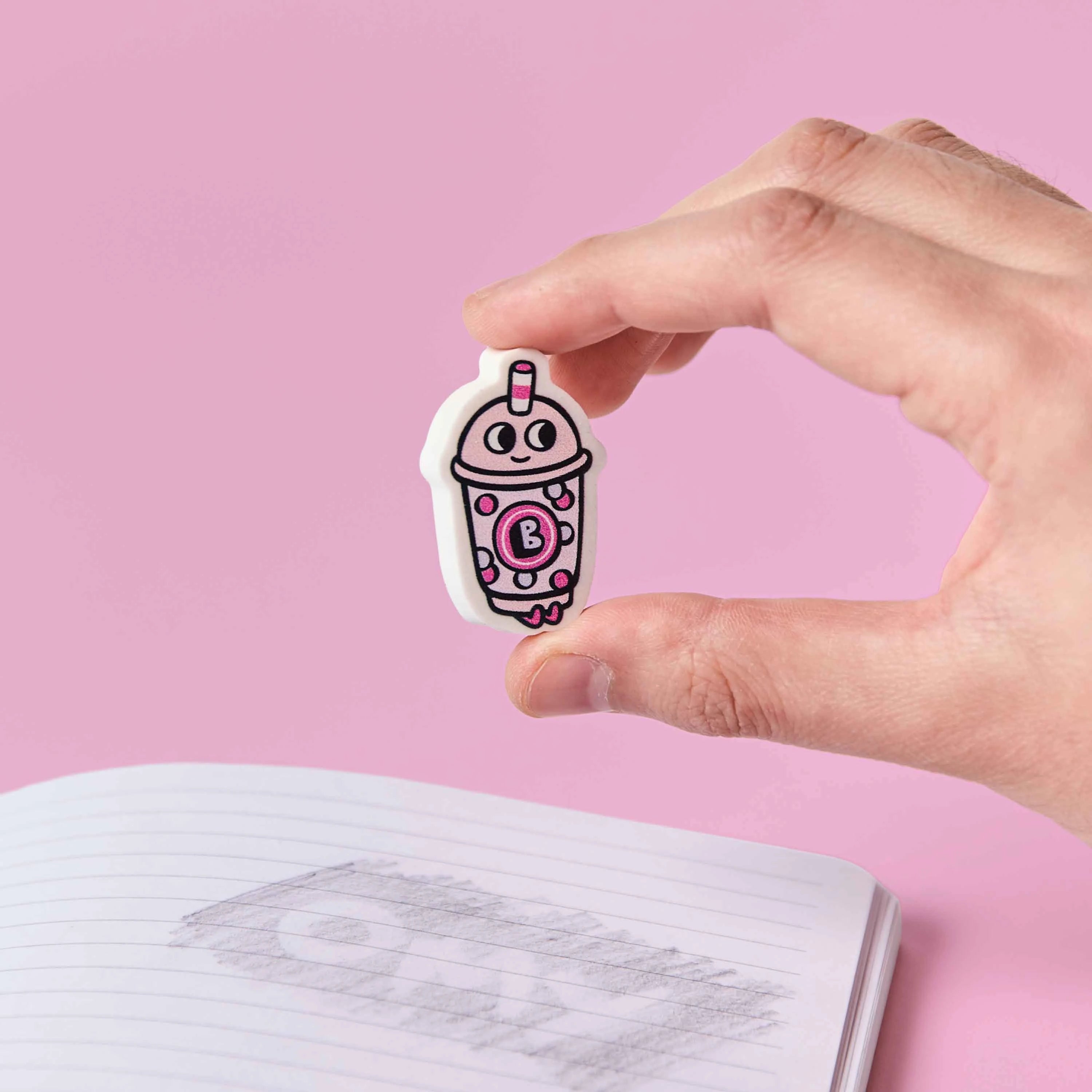 gomme bubble tea kawaii OMY tenue en main au dessus carnet ecole