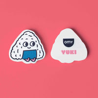 Borracha kawaii onigiri Yuki perfumada OMY, vista da frente e do verso sobre fundo coral