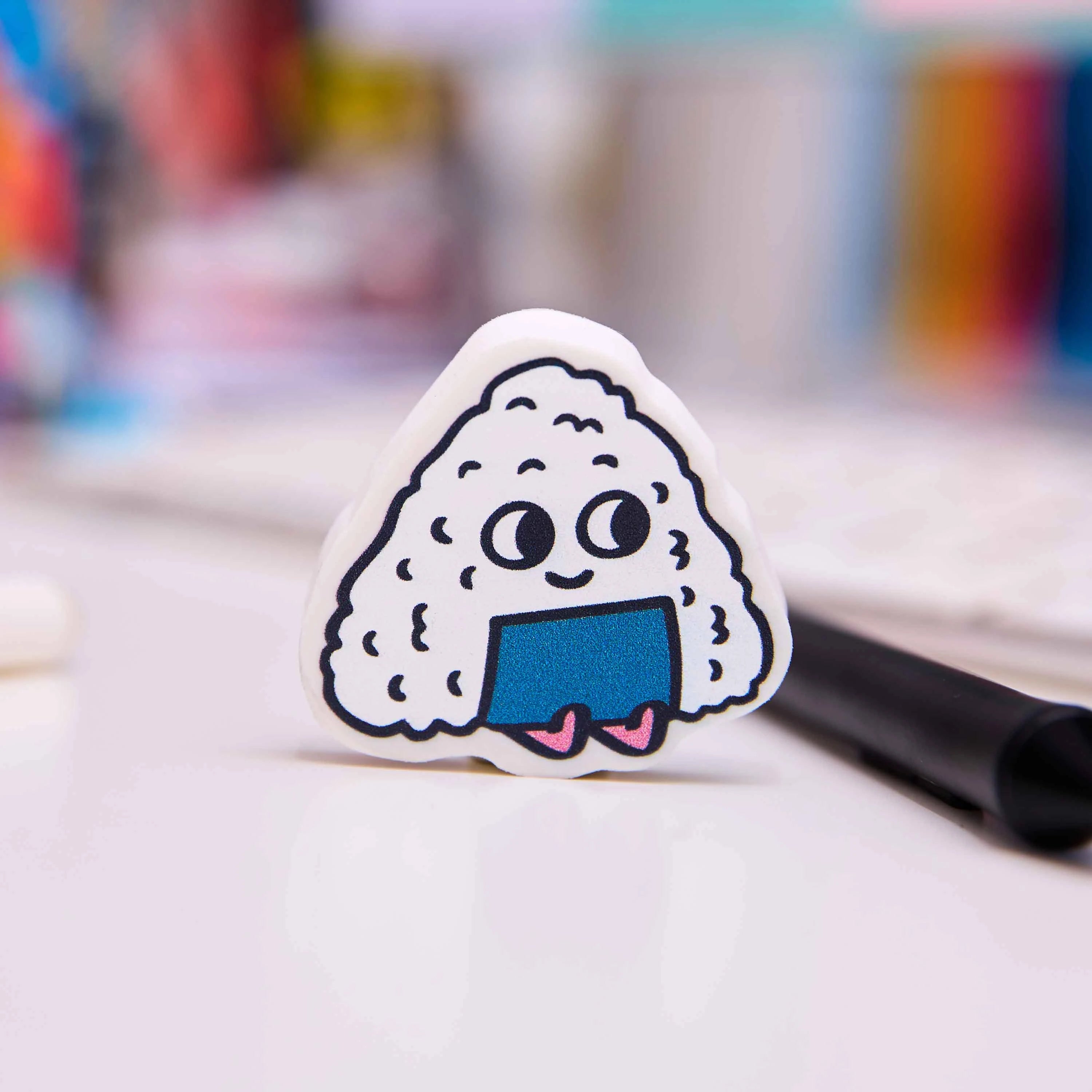 gomme enfant originale onigiri Yuki OMY sur bureau ecole stylos