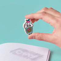 gomme milkshake kawaii Shaky OMY tenue en main au dessus carnet ecole