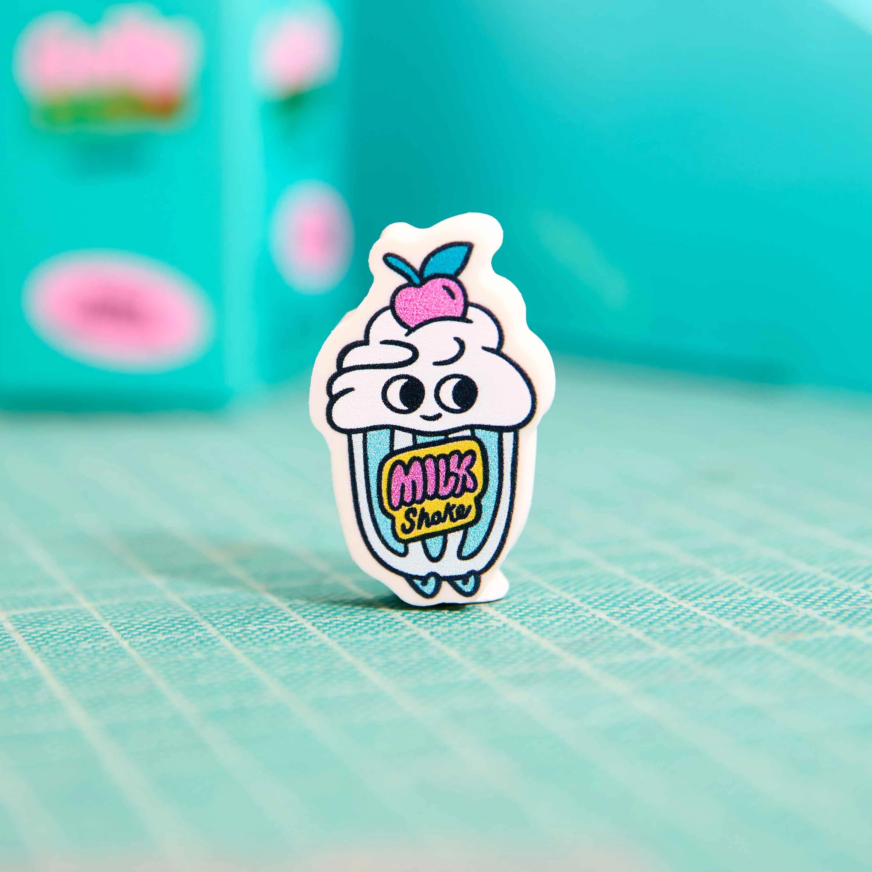 gomme enfant originale milkshake Shaky OMY sur fond vert papeterie fun