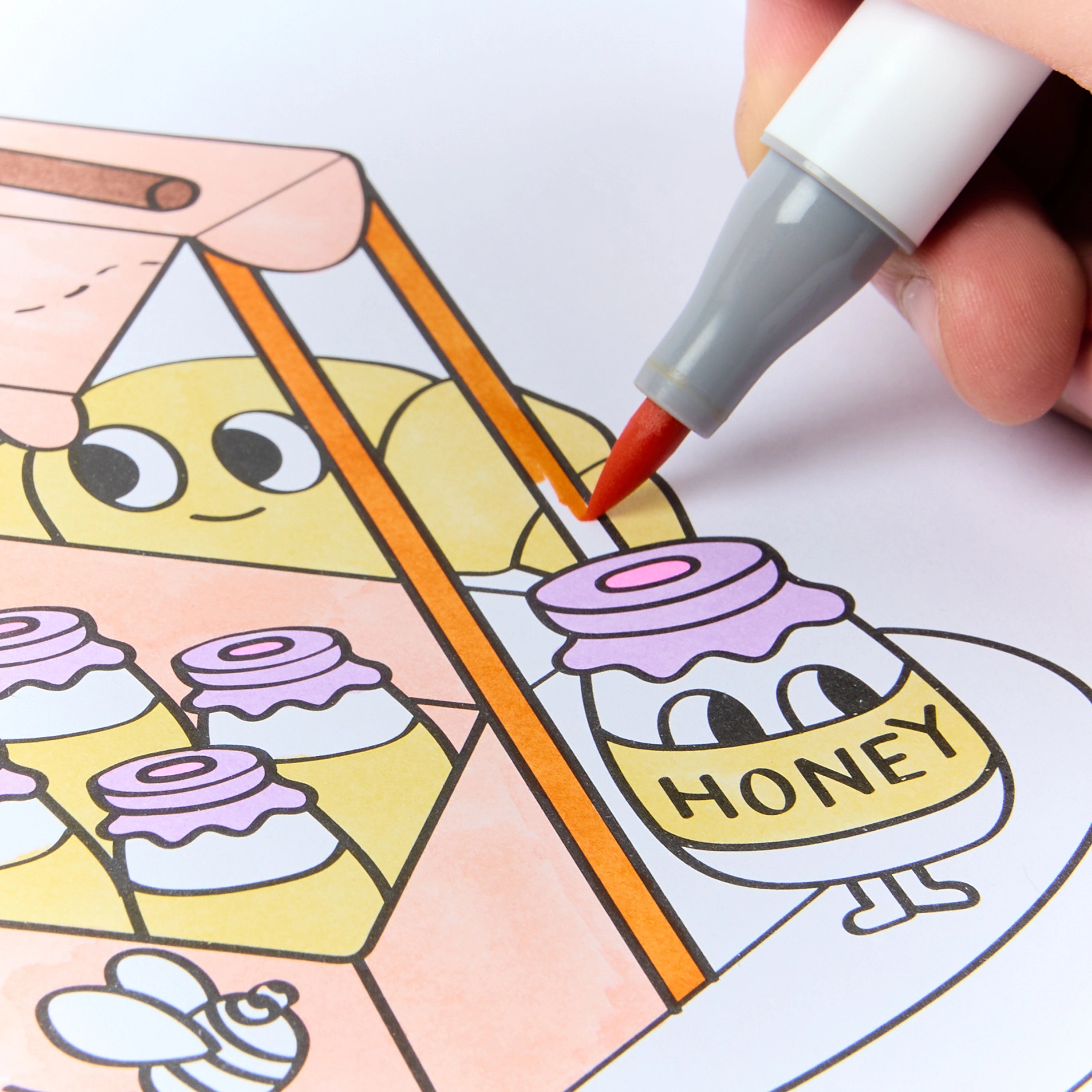 Application précise des feutres OMY sur un coloriage illustré.