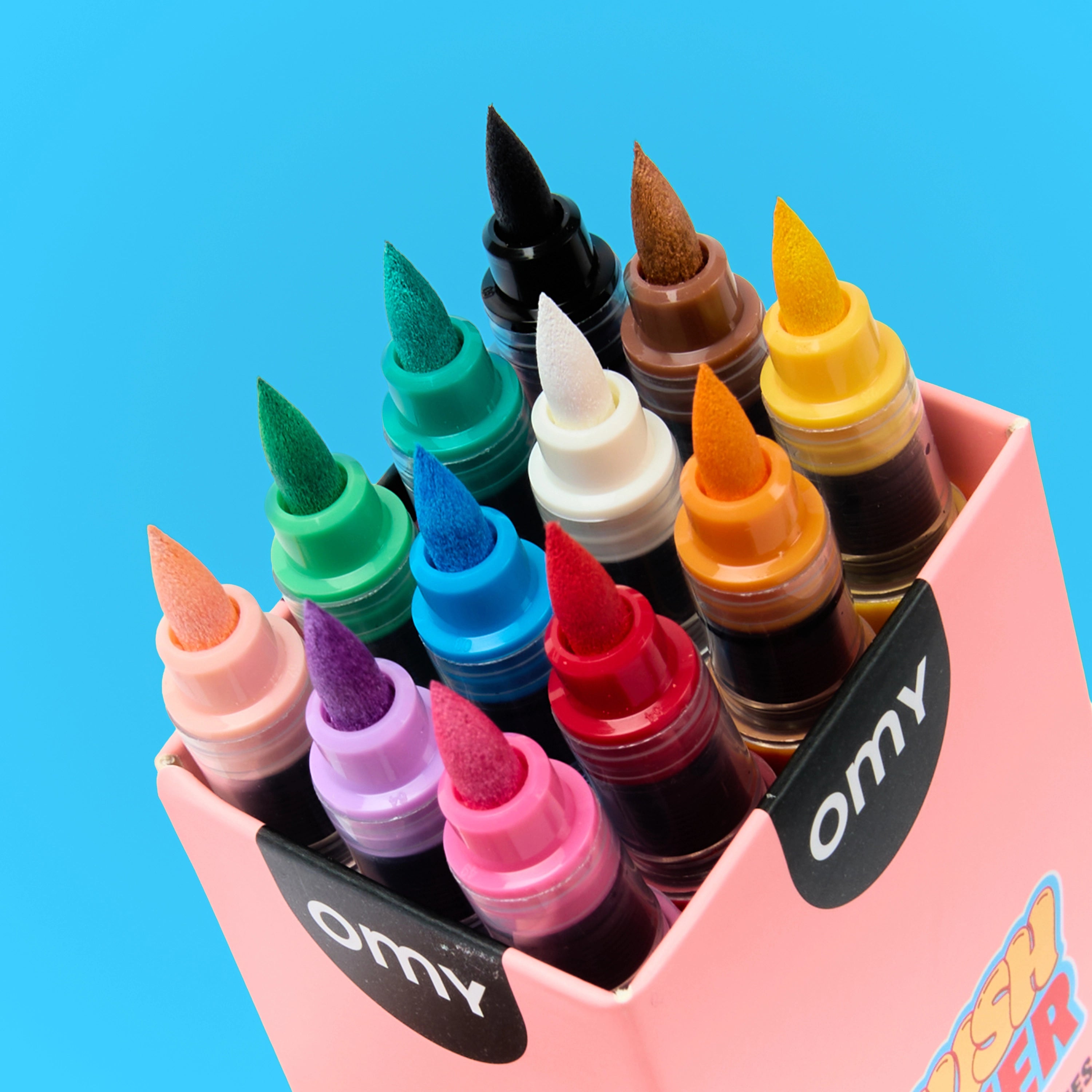 Gros plan sur les pointes et les couleurs des feutres acryliques Brush Power OMY.