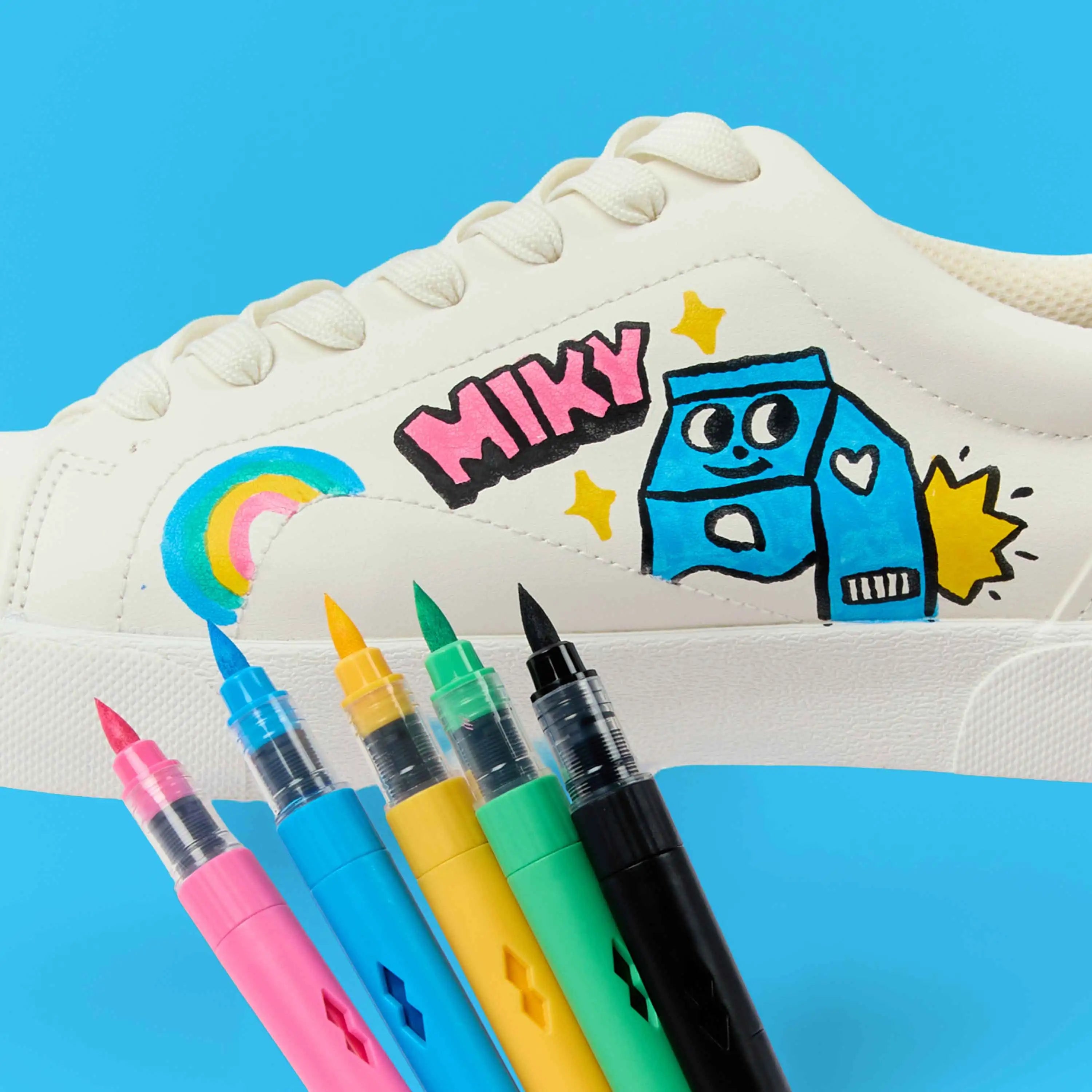 Feutres Brush Power OMY utilisés pour une activité de dessin et de coloriage créatif.
